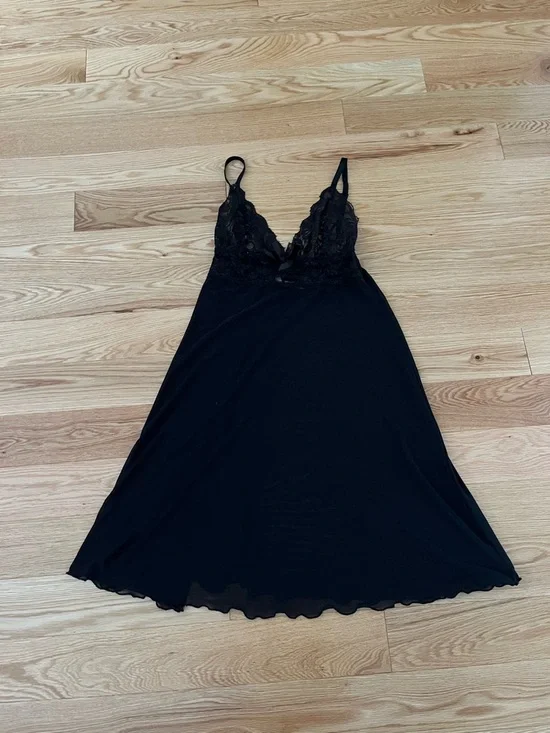 La Vie En Rose Black Lace Chemise with Sheer Skirt - Picture 7 of 8